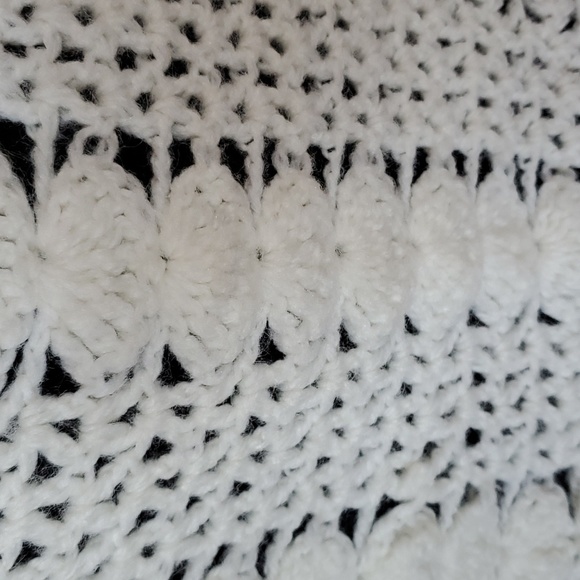 Vintage Hand Crocheted Off-White triangular shawl with Fringe - Picture 4 of 4